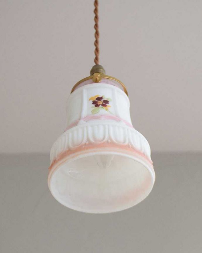ペンダントライト　照明・ライティング　可憐なお花が入ったアンティークペンダントライト（コード・シャンデリア電球・ギャラリーA付き）。。(m-2044-z)