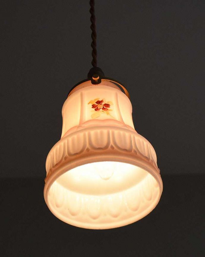 ペンダントライト　照明・ライティング　可憐なお花が入ったアンティークペンダントライト（コード・シャンデリア電球・ギャラリーA付き）。。(m-2044-z)