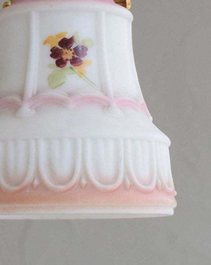 ペンダントライト　照明・ライティング　可憐なお花が入ったアンティークペンダントライト（コード・シャンデリア電球・ギャラリーA付き）。。(m-2044-z)