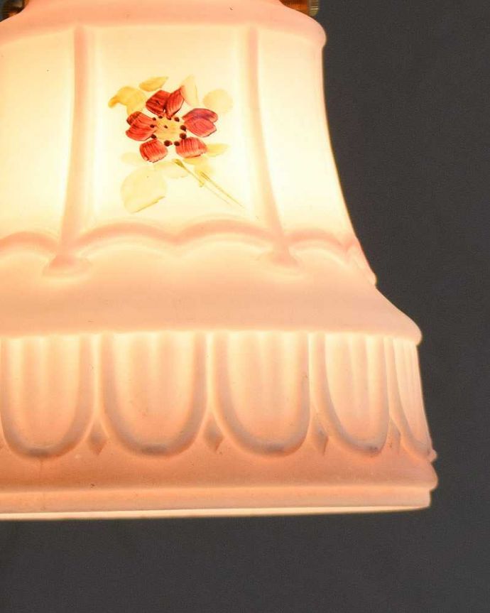 ペンダントライト　照明・ライティング　可憐なお花が入ったアンティークペンダントライト（コード・シャンデリア電球・ギャラリーA付き）。。(m-2044-z)