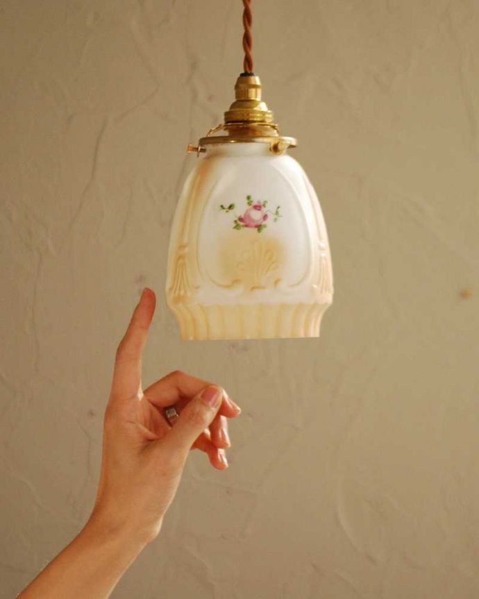 ペンダントライト　照明・ライティング　温かいイエローベースが可愛いアンティークペンダントライト（コード・シャンデリア電球・ギャラリーA付き）。。(m-2045-z)