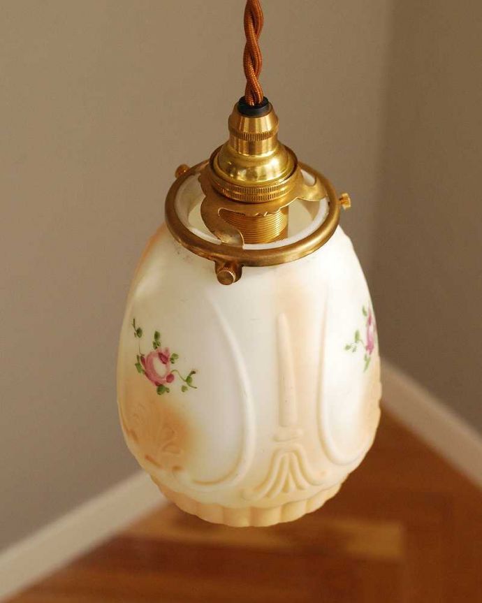 ペンダントライト　照明・ライティング　温かいイエローベースが可愛いアンティークペンダントライト（コード・シャンデリア電球・ギャラリーA付き）。。(m-2045-z)