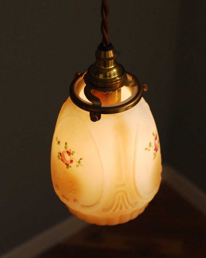 ペンダントライト　照明・ライティング　温かいイエローベースが可愛いアンティークペンダントライト（コード・シャンデリア電球・ギャラリーA付き）。。(m-2045-z)