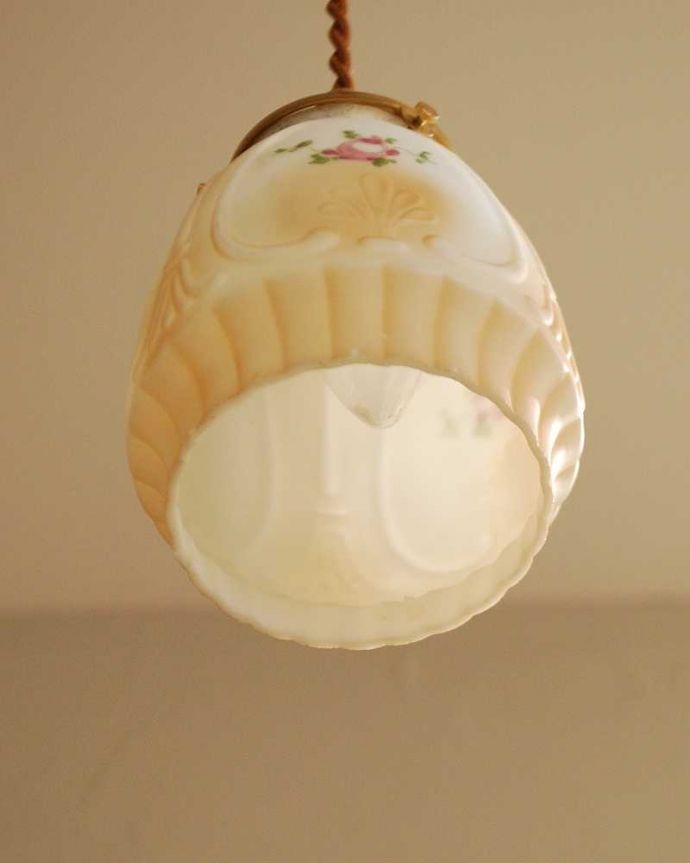 ペンダントライト　照明・ライティング　温かいイエローベースが可愛いアンティークペンダントライト（コード・シャンデリア電球・ギャラリーA付き）。。(m-2045-z)