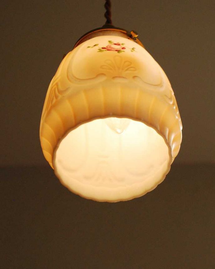 ペンダントライト　照明・ライティング　温かいイエローベースが可愛いアンティークペンダントライト（コード・シャンデリア電球・ギャラリーA付き）。。(m-2045-z)