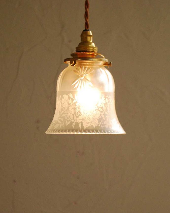 ペンダントライト　照明・ライティング　品のあるお花模様のアンティークシェードペンダントライト（コード・シャンデリア電球・ギャラリーA付き）。。(m-2046-z)