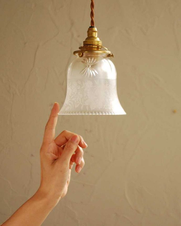 ペンダントライト　照明・ライティング　品のあるお花模様のアンティークシェードペンダントライト（コード・シャンデリア電球・ギャラリーA付き）。。(m-2046-z)