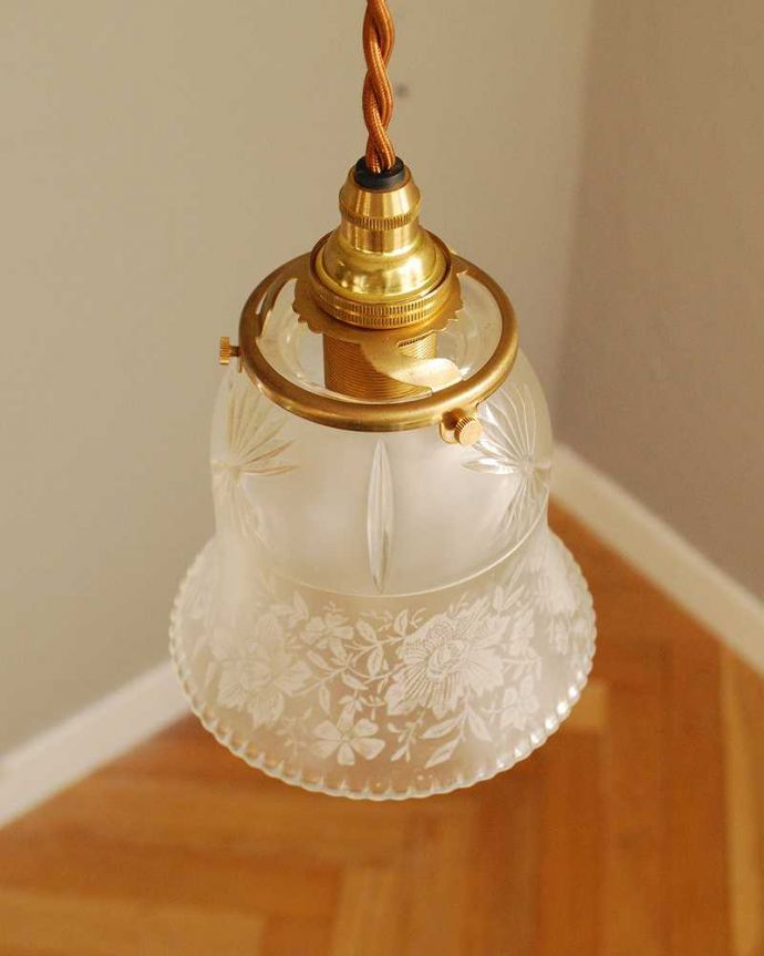 ペンダントライト　照明・ライティング　品のあるお花模様のアンティークシェードペンダントライト（コード・シャンデリア電球・ギャラリーA付き）。。(m-2046-z)