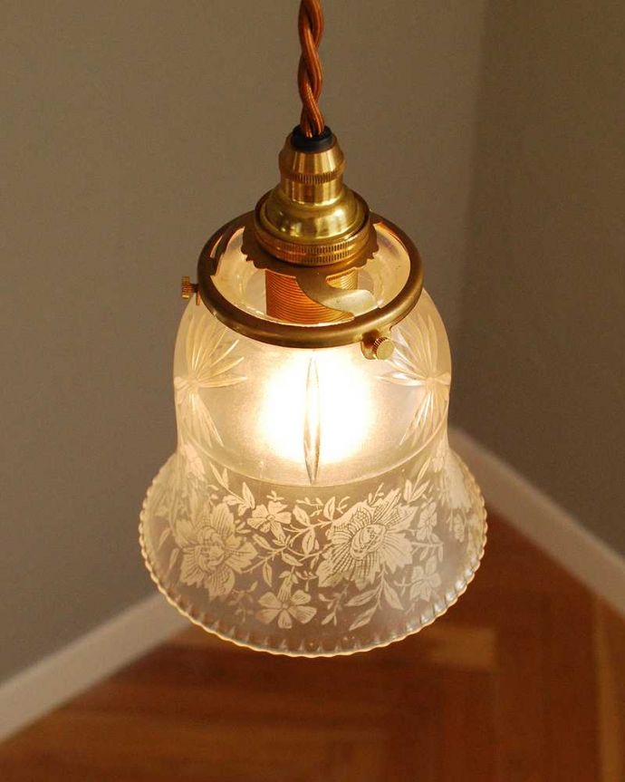 ペンダントライト　照明・ライティング　品のあるお花模様のアンティークシェードペンダントライト（コード・シャンデリア電球・ギャラリーA付き）。。(m-2046-z)