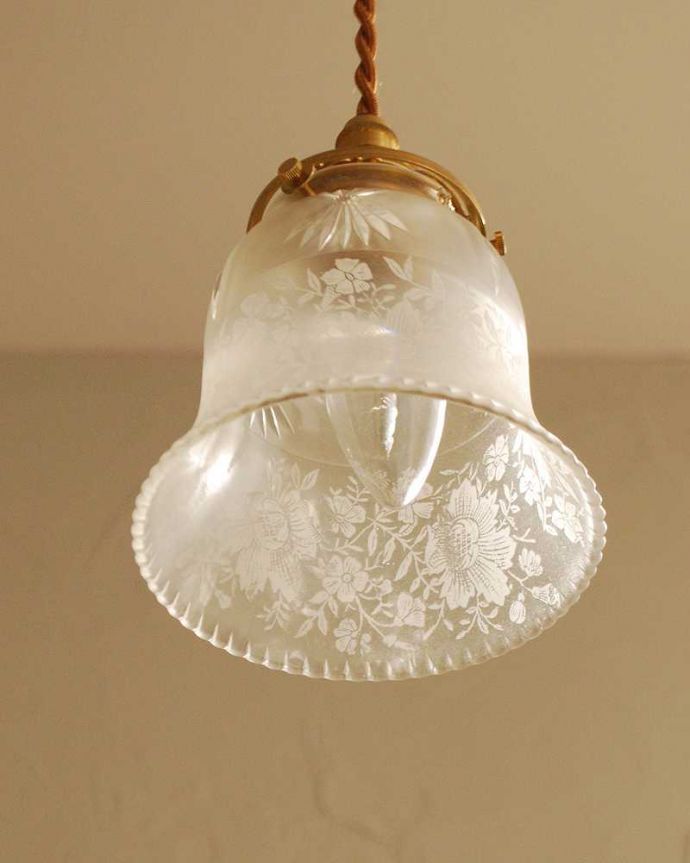 ペンダントライト　照明・ライティング　品のあるお花模様のアンティークシェードペンダントライト（コード・シャンデリア電球・ギャラリーA付き）。。(m-2046-z)