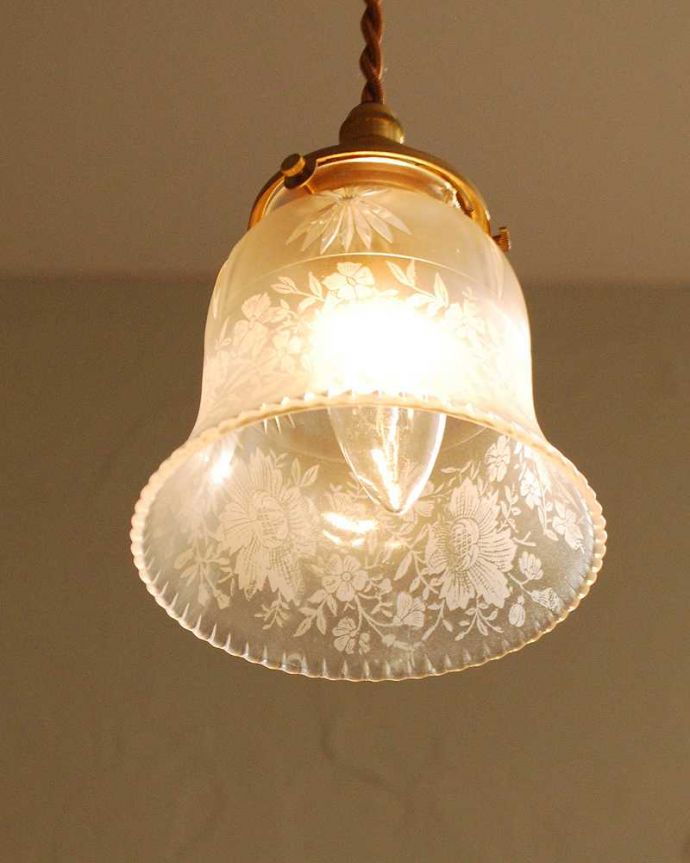 ペンダントライト　照明・ライティング　品のあるお花模様のアンティークシェードペンダントライト（コード・シャンデリア電球・ギャラリーA付き）。。(m-2046-z)