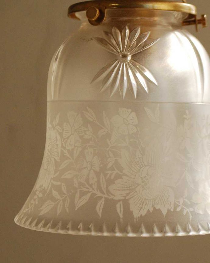 ペンダントライト　照明・ライティング　品のあるお花模様のアンティークシェードペンダントライト（コード・シャンデリア電球・ギャラリーA付き）。。(m-2046-z)