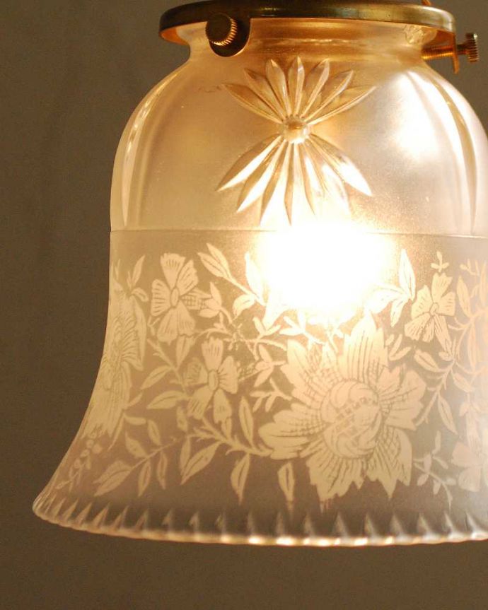 ペンダントライト　照明・ライティング　品のあるお花模様のアンティークシェードペンダントライト（コード・シャンデリア電球・ギャラリーA付き）。。(m-2046-z)