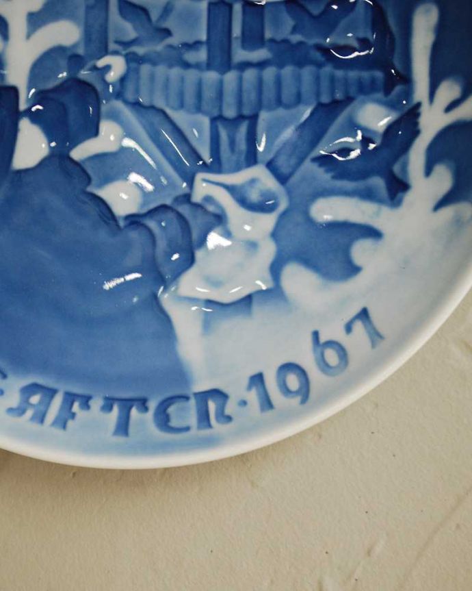 アンティーク 陶磁器の雑貨　アンティーク雑貨　1967年ビング＆グレンダール (Bing＆Grondahl) のイヤープレート（クリスマスのお裾分け）。独特の製法で作られているので、濃淡が美しいです。(m-2050-z)