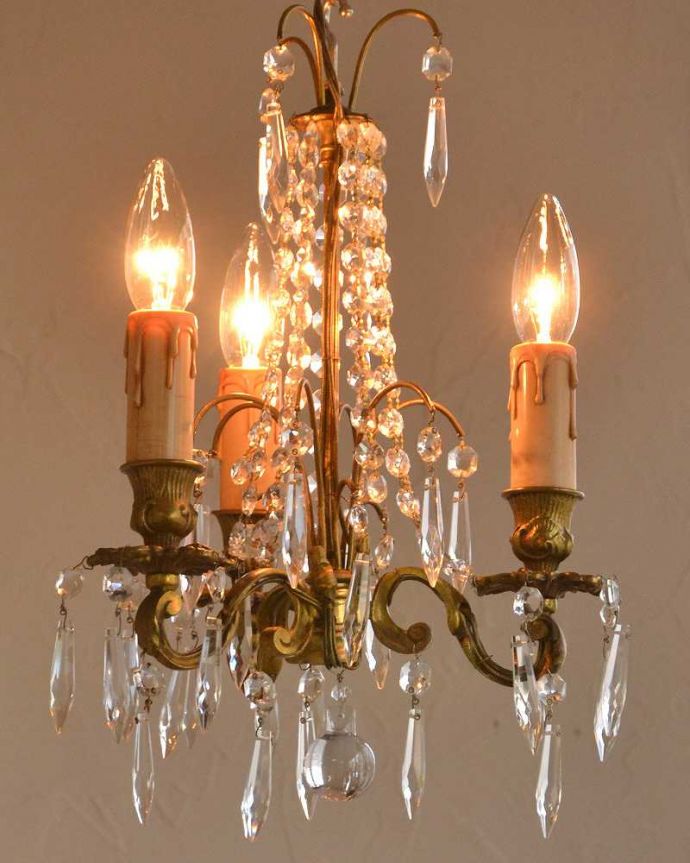 シャンデリア　照明・ライティング　キラキラ輝くガラスが美しいアンティークのシャンデリア（3灯）(E17シャンデリア球付き)。。(m-2051-z)