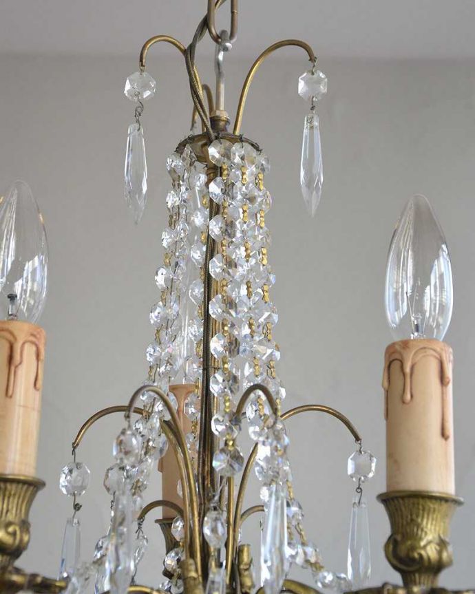 シャンデリア　照明・ライティング　キラキラ輝くガラスが美しいアンティークのシャンデリア（3灯）(E17シャンデリア球付き)。。(m-2051-z)