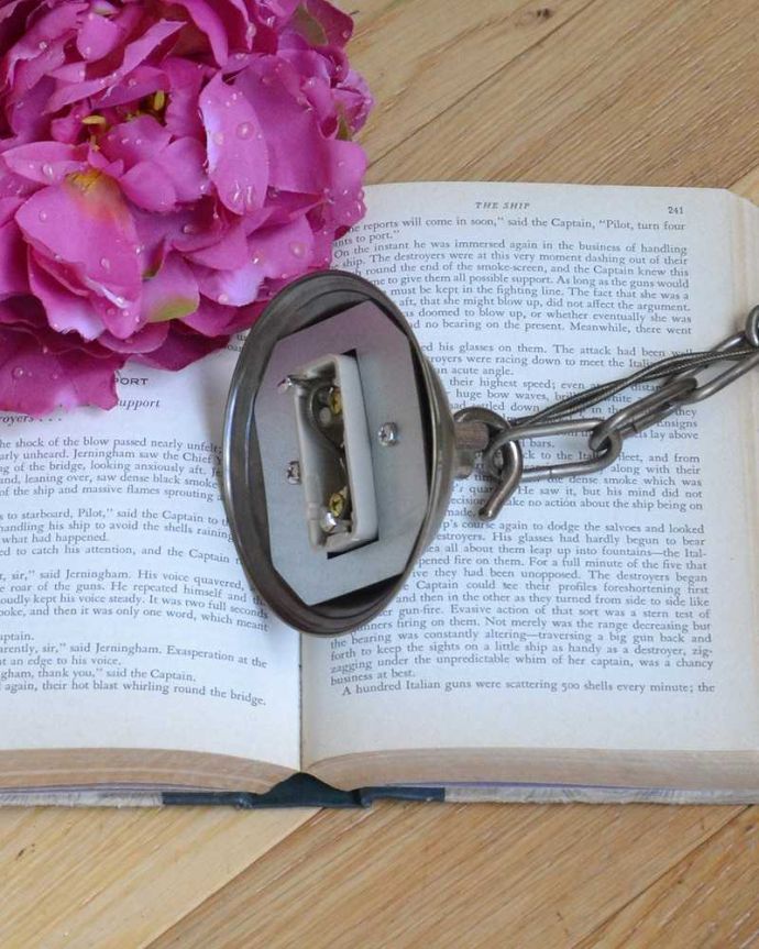 シャンデリア　照明・ライティング　キラキラ輝くガラスが美しいアンティークのシャンデリア（3灯）(E17シャンデリア球付き)。。(m-2051-z)