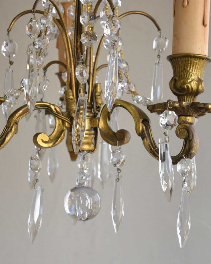 シャンデリア　照明・ライティング　キラキラ輝くガラスが美しいアンティークのシャンデリア（3灯）(E17シャンデリア球付き)。。(m-2051-z)