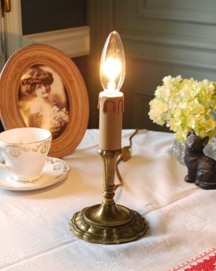 スタンドライト　照明・ライティング　イギリスで見つけた真鍮製のアンティークテーブルランプ（Ｅ17シャンデリア球付）。。(m-2052-z)