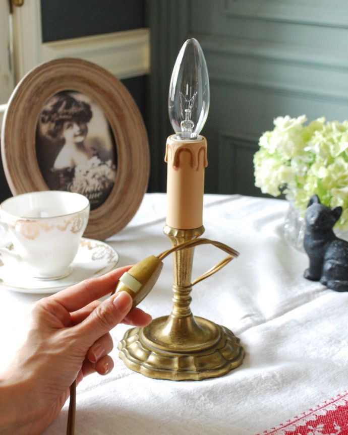 スタンドライト　照明・ライティング　イギリスで見つけた真鍮製のアンティークテーブルランプ（Ｅ17シャンデリア球付）。片手でカンタン！夜になったら片手で簡単に切り替えられるオン・オフのスイッチ付きです。(m-2052-z)