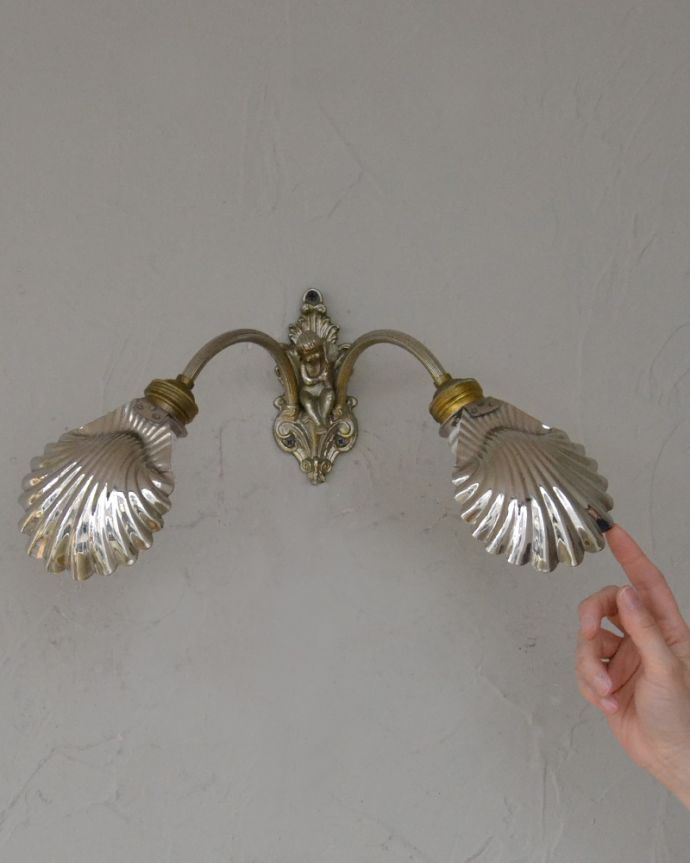 壁付けブラケット　照明・ライティング　フランス輸入のアンティーク照明、シェルモチーフのウォールブラケット（Ｅ26型　2個付）。。(m-2055-z)