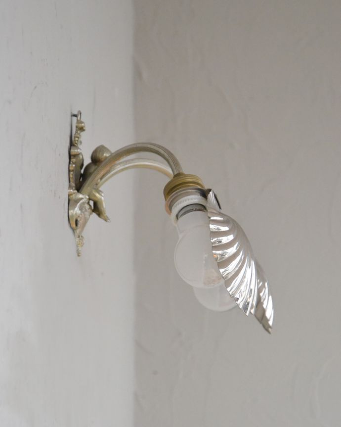 壁付けブラケット　照明・ライティング　フランス輸入のアンティーク照明、シェルモチーフのウォールブラケット（Ｅ26型　2個付）。。(m-2055-z)