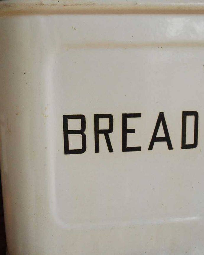 アンティーク 陶磁器の雑貨 アンティーク雑貨 書体が可愛いイギリス輸入雑貨、アンティークのブレッド缶(ブレッドビン)。このように文字がくっきり彫り込まれたような手法は、インサイズドと呼ばれ、アンティークならではの技なんです。(m-2061-z)