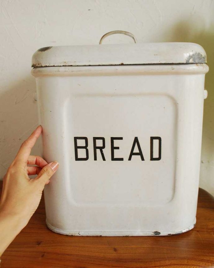 アンティーク 陶磁器の雑貨 アンティーク雑貨 書体が可愛いイギリス輸入雑貨、アンティークのブレッド缶(ブレッドビン)。キッチンやパントリー、パウダールームや子供部屋で日用品を入れてお使い下さい。(m-2061-z)