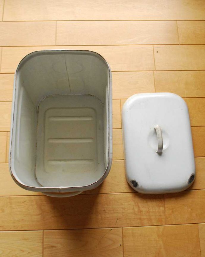 アンティーク 陶磁器の雑貨 アンティーク雑貨 書体が可愛いイギリス輸入雑貨、アンティークのブレッド缶(ブレッドビン)。中はこんな感じです。(m-2061-z)