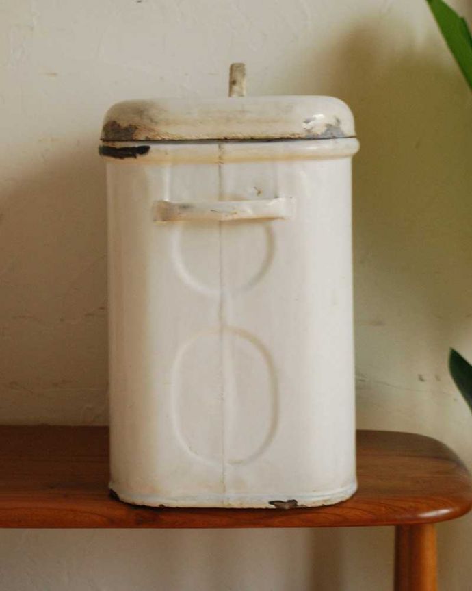 アンティーク 陶磁器の雑貨 アンティーク雑貨 書体が可愛いイギリス輸入雑貨、アンティークのブレッド缶(ブレッドビン)。横にも飾りがあります。(m-2061-z)