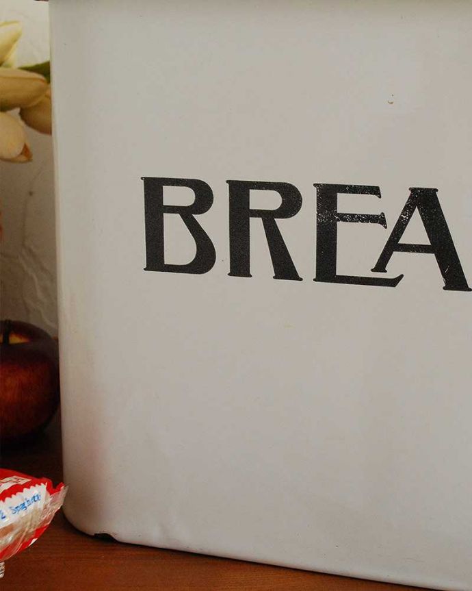 アンティーク ホーロー・アイアン製の雑貨　アンティーク雑貨　イギリスからきたアンティーク、ナチュラルデザインのブレッド缶。可愛いデザイン字体や色も一つ一つ違います。(m-2062-z)