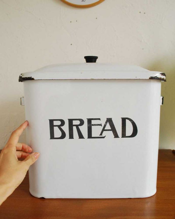 アンティーク ホーロー・アイアン製の雑貨　アンティーク雑貨　イギリスからきたアンティーク、ナチュラルデザインのブレッド缶。お洒落に収納できちゃうキッチンやパントリー、パウダールームや子供部屋で日用品を入れてお使い下さい。(m-2062-z)