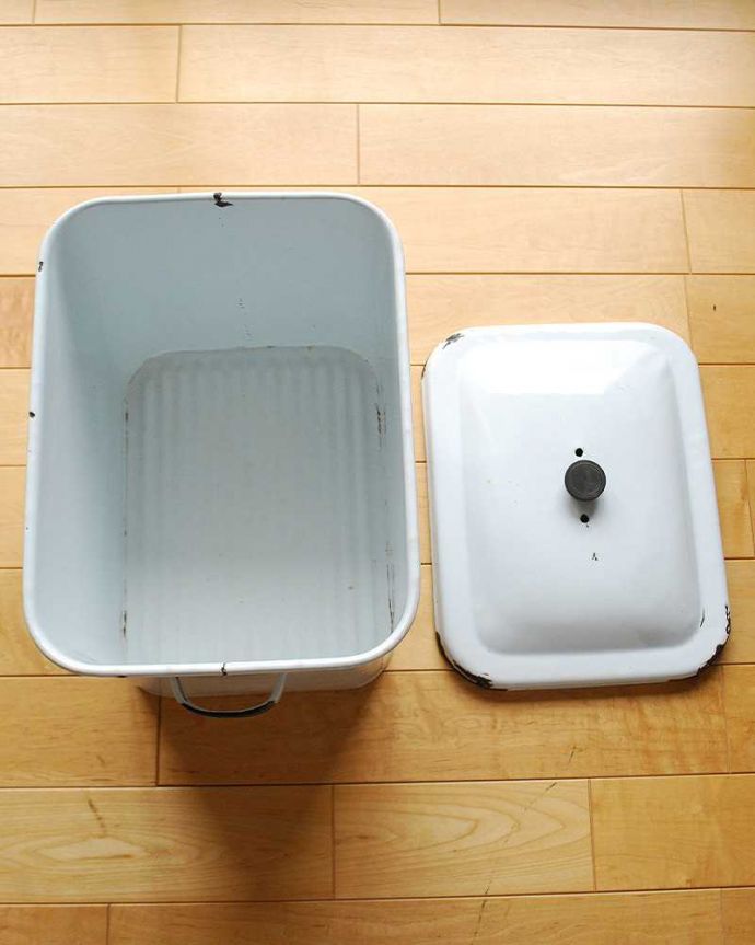 アンティーク ホーロー・アイアン製の雑貨　アンティーク雑貨　イギリスからきたアンティーク、ナチュラルデザインのブレッド缶。中はこんな感じですアンティークは新品ではなので多少のキズ・汚れがある場合がありますが、使用上問題はありませんので、ご了承下さい。(m-2062-z)