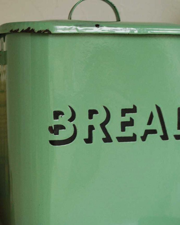 アンティーク 陶磁器の雑貨　アンティーク雑貨　イギリス輸入雑貨、グリーンが珍しいアンティークのブレッド缶（ブレッドビン）。このように文字がくっきり彫り込まれたような手法は、インサイズドと呼ばれ、アンティークならではの技なんです。(m-2063-z)