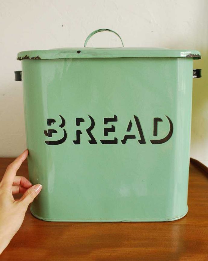 アンティーク 陶磁器の雑貨　アンティーク雑貨　イギリス輸入雑貨、グリーンが珍しいアンティークのブレッド缶（ブレッドビン）。キッチンやパントリー、パウダールームや子供部屋で日用品を入れてお使い下さい。(m-2063-z)