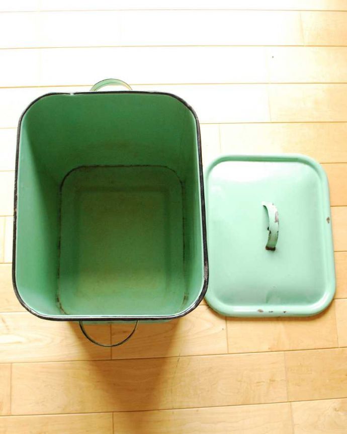 アンティーク 陶磁器の雑貨　アンティーク雑貨　イギリス輸入雑貨、グリーンが珍しいアンティークのブレッド缶（ブレッドビン）。中はこんな感じです。(m-2063-z)