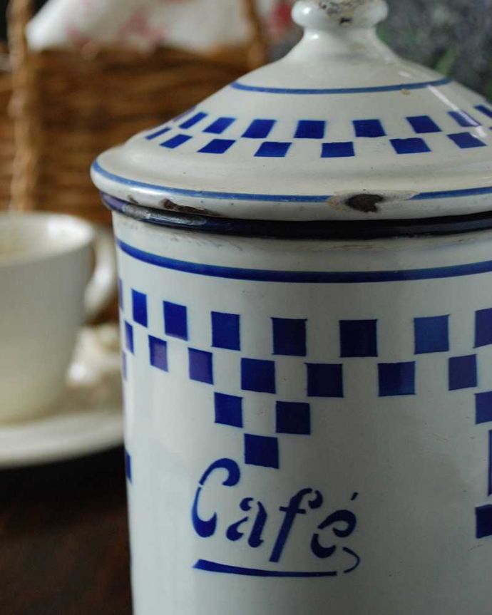 アンティーク ホーロー・アイアン製の雑貨　アンティーク雑貨　フランスからやって来たアンティーク、ホーローキャニスター。フランスらしい可愛いデザインホウロウのキッチン雑貨のデザインは、フランスらしくとにかく可愛いんです。(m-2065-z)