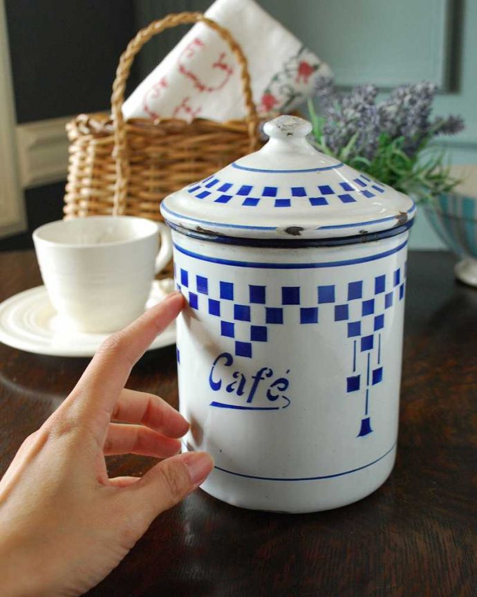 アンティーク ホーロー・アイアン製の雑貨　アンティーク雑貨　フランスからやって来たアンティーク、ホーローキャニスター。大きさはコレくらい使い方に決まりはないので、自分流に使って下さい。(m-2065-z)