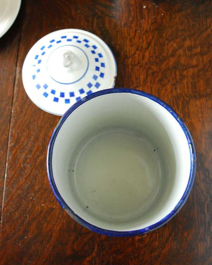 アンティーク ホーロー・アイアン製の雑貨　アンティーク雑貨　フランスからやって来たアンティーク、ホーローキャニスター。中はこんな感じですアンティークは新品ではなので多少のキズ・汚れがありますが、出来る限りキレイなものを選んできました。(m-2065-z)