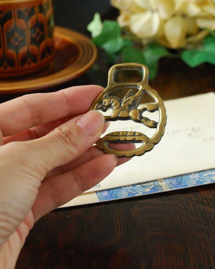 アンティーク 真鍮の雑貨 アンティーク雑貨 イギリスから届いた真鍮で作られたアンティークホースブラス。壁につける金具はありませんが、ビスで留めてウォールアクセサリーとしても使えそうです。(m-2066-z)