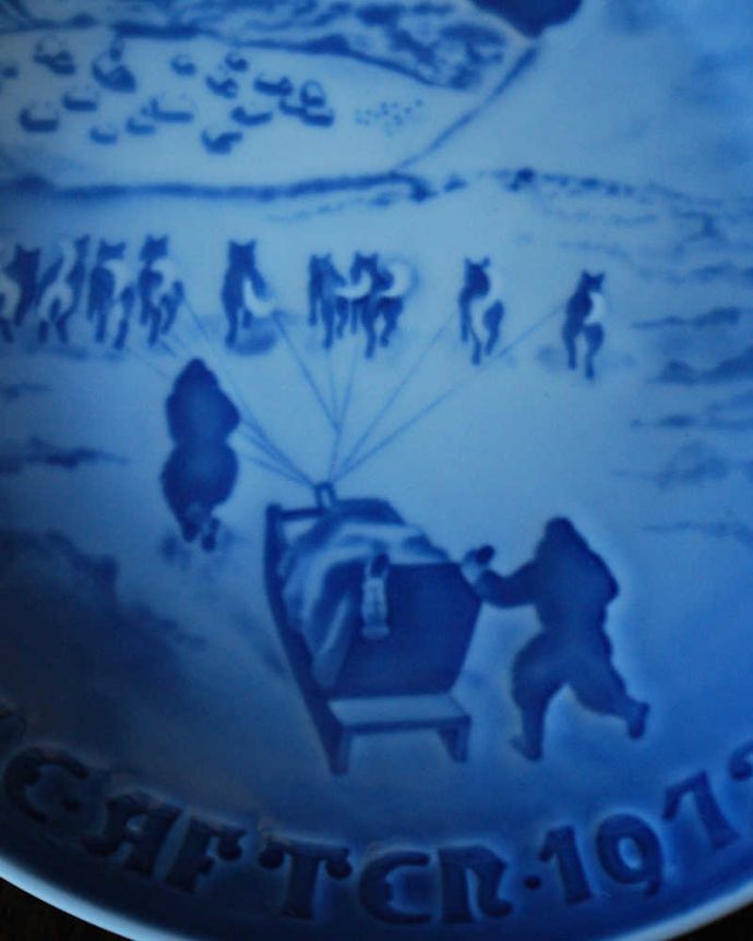 アンティーク 陶磁器の雑貨　アンティーク雑貨　1972年ビングオーグレンダール（B＆G)社のイヤープレート（グリーンランドのクリスマス） 。アンティークでしか手に入らない絵柄イヤープレートは、その年だけ枚数限定で作られています。(m-2073-z)