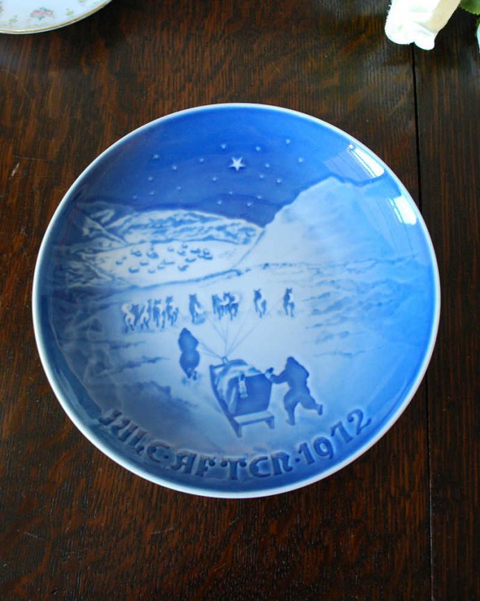 アンティーク 陶磁器の雑貨　アンティーク雑貨　1972年ビングオーグレンダール（B＆G)社のイヤープレート（グリーンランドのクリスマス） 。上から見るとこんな感じです状態のいいものだけを選んでいますが、アンティークなのでキズや欠けがある場合があります。(m-2073-z)