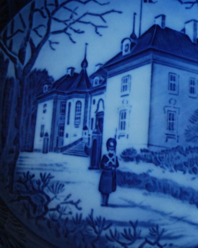 アンティーク 陶磁器の雑貨　アンティーク雑貨　ロイヤルコペンハーゲンの1975年クリスマスイヤープレート（マシーリスボー宮殿）。アンティークでしか手に入らない絵柄ロイヤルコペンハーゲンのイヤープレートは、その年だけ枚数限定で作られています。(m-2075-z)