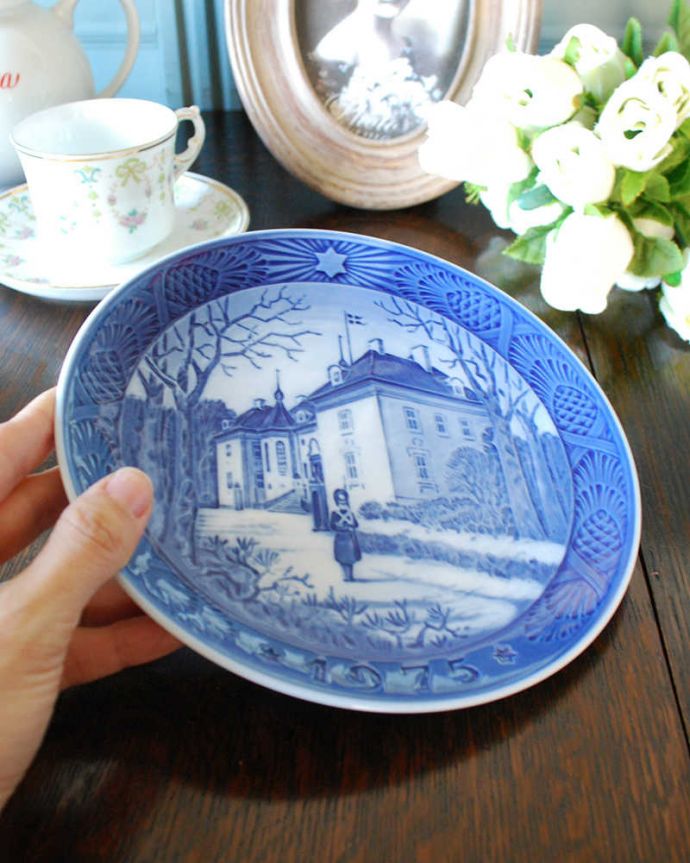 アンティーク 陶磁器の雑貨　アンティーク雑貨　ロイヤルコペンハーゲンの1975年クリスマスイヤープレート（マシーリスボー宮殿）。本格的な英国インテリアを演出できます。(m-2075-z)