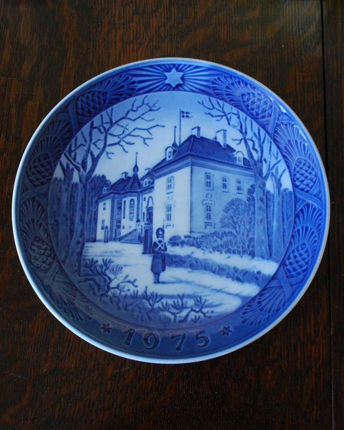 アンティーク 陶磁器の雑貨　アンティーク雑貨　ロイヤルコペンハーゲンの1975年クリスマスイヤープレート（マシーリスボー宮殿）。アンティークなので多少のキズ・汚れがある場合があります。(m-2075-z)