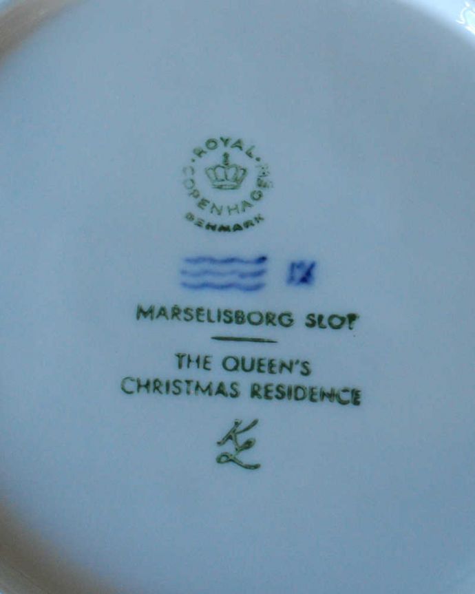 アンティーク 陶磁器の雑貨　アンティーク雑貨　ロイヤルコペンハーゲンの1975年クリスマスイヤープレート（マシーリスボー宮殿）。裏側には品質の証ひっくり返して見ると、こんな感じのポーセリンマークを見つけることが出来ます。(m-2075-z)