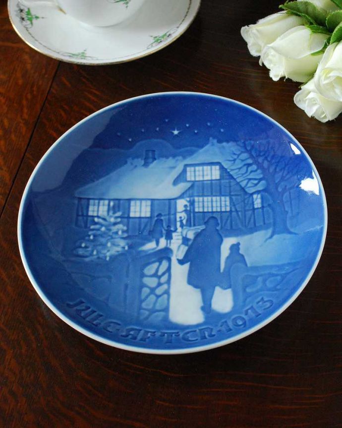 アンティーク 陶磁器の雑貨 クリスマス用 1973年ビングオーグレンダール(B&G)社のイヤープレート(田舎のクリスマス)。上から見るとこんな感じです状態のいいものだけを選んでいますが、アンティークなのでキズや欠けがある場合があります。(m-2080-z)