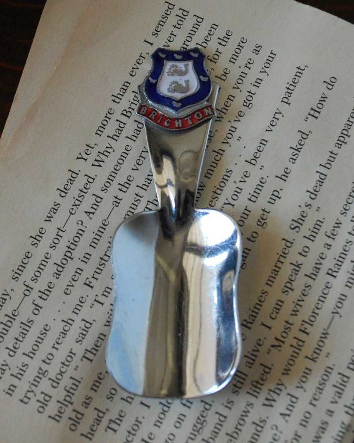 アンティーク 真鍮の雑貨　アンティーク雑貨　イギリスのコレクションしたくなるアンティーク雑貨、キャディスプーン 。コレクションしたくなるオシャレでカッコイイデザインです。(m-2089-z)