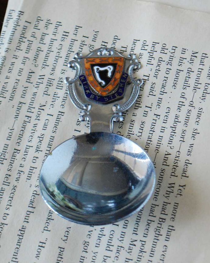 アンティーク シルバー製 アンティーク雑貨 英国から届いたアンティーク雑貨、キャディスプーン(KIRKBY STEPHEN)。上から見るとこんな感じですアンティークなので多少のキズ・汚れがある場合がありますが、使用上問題はありませんので、ご了承下さい。(m-2092-z)