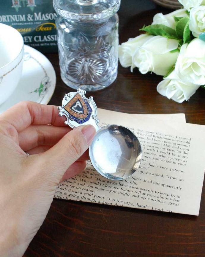 アンティーク シルバー製 アンティーク雑貨 英国から届いたアンティーク雑貨、キャディスプーン(KIRKBY STEPHEN)。大きさはこれくらいですコレクションしたくなるくらい、いろんなデザインのものがあります。(m-2092-z)